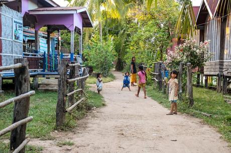 Niños jugando en Don Det