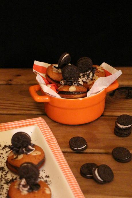 Whoopie pies de miel con relleno de chocolate y galletas Oreo