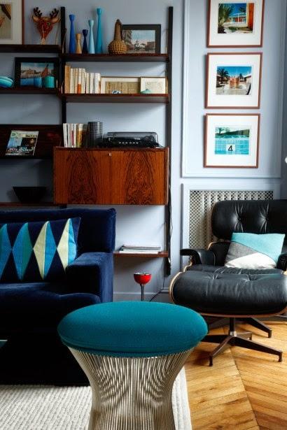 Un salón con un gran espejo sol convertido en reloj