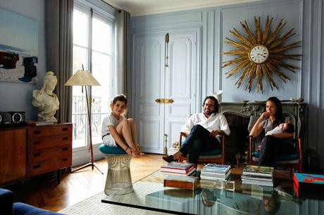 Un salón con un gran espejo sol convertido en reloj