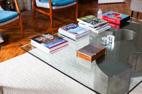 Un salón con un gran espejo sol convertido en reloj