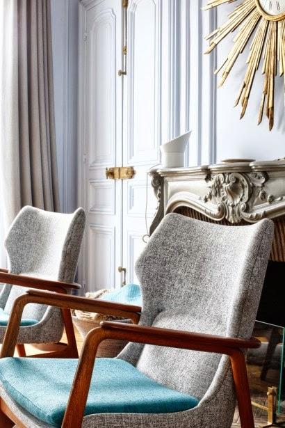 Un salón con un gran espejo sol convertido en reloj