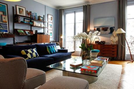 Un salón con un gran espejo sol convertido en reloj