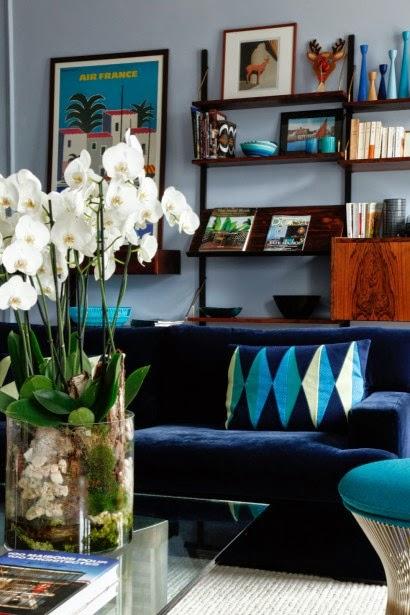 Un salón con un gran espejo sol convertido en reloj