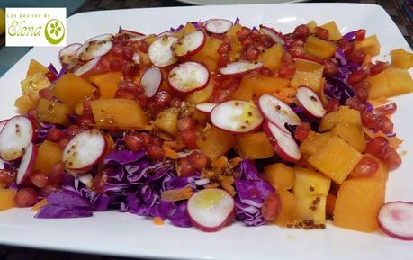 Ensalada crujiente de lombarda con persimon y granada.