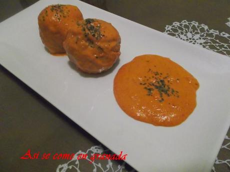 Albódigas rellenas con salsa de pimientos