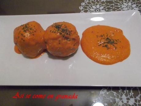 Albódigas rellenas con salsa de pimientos