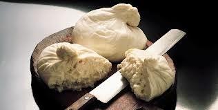 Sumo un producto más en la sección, Pies por Italia. Uno de esos alimentos de los que se pueden encontrar en las despensas italianas (mas o menos). En este caso es el queso burrata. 