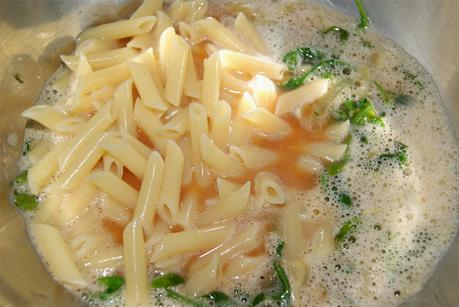 Tortilla de pasta y rúcula paso 3