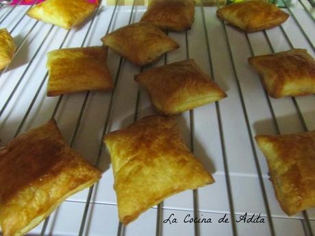 PASTELITOS DE HOJALDRE, RELLENOS CON GUINDAS, NATA, Y DECORADOS CON MERENGUE