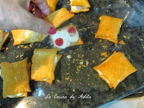 PASTELITOS DE HOJALDRE, RELLENOS CON GUINDAS, NATA, Y DECORADOS CON MERENGUE