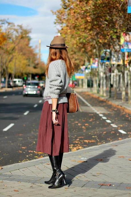 falda midi y botas altas