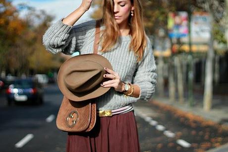 falda midi y botas altas