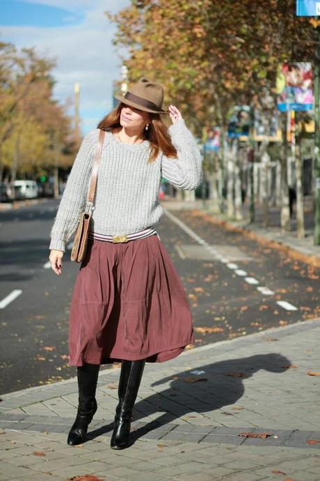 falda midi y botas altas