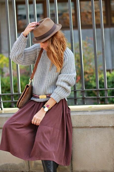falda midi y botas altas