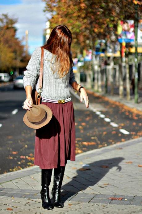 falda midi y botas altas