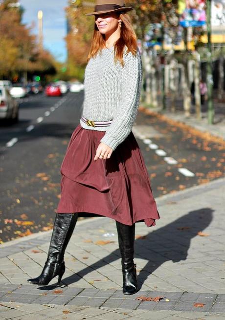 falda midi y botas altas