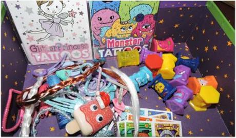 Rgalitos varios, para Ana que es muy señortita pintalabios y lacitos, para Guille sus amados Abatons que tan de moda están