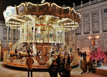 Tiovivo de Navidad 2013 frente al palacio Real en Madrid