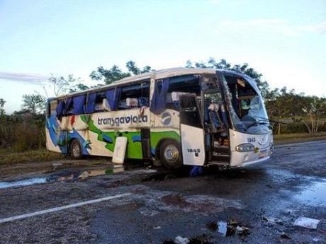 Estado en que quedó el ómnibus de Transgaviota tras el vuelco en el km. 205 de la Autopista Nacional. 