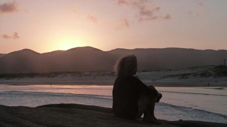 Pensando en el futuro al atardecer