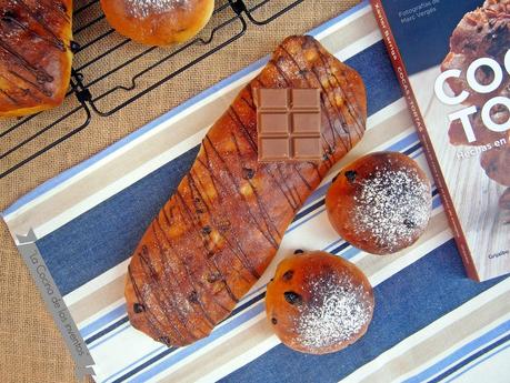 Coca esponjosa de Pan de Mantequilla y Chocolate