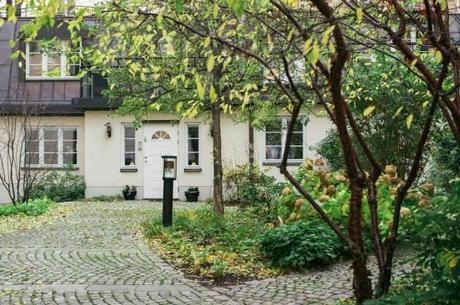 Vivir en una villa en el centro de una capital a lo grande decoración salones y comedores decoración nórdica escandinava decoración lujosa decoración americana cocinas nórdicas con isla cocinas blancas modernas casas grandes nórdicas blog decoración nórdica 