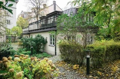 Vivir en una villa en el centro de una capital a lo grande decoración salones y comedores decoración nórdica escandinava decoración lujosa decoración americana cocinas nórdicas con isla cocinas blancas modernas casas grandes nórdicas blog decoración nórdica 