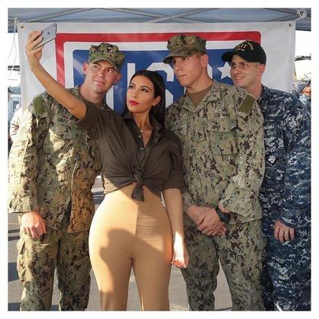 Kim Kardashian soldados Abu Dabi