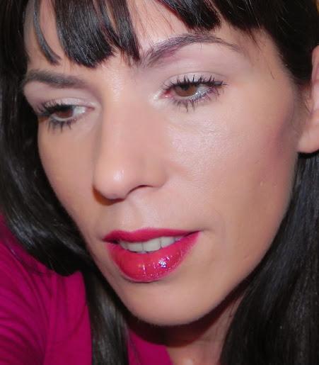 Dark lips I: Labios protagonistas vs. rostro desnudo. Dark lips I: Labios protagonistas vs. rostro desnudo.