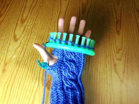 Tejiendo unos mitones trenzados en telar circular