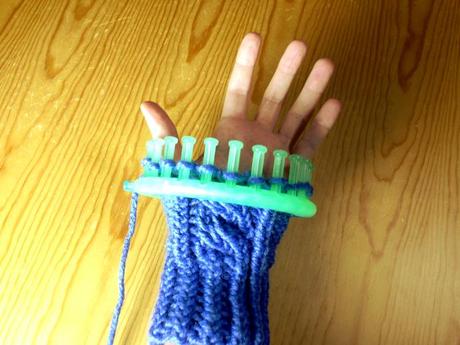 Mitón trenzado en proceso tejido en telar circular