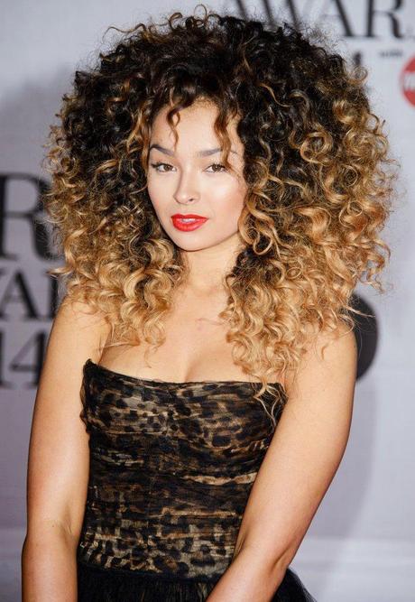 La cantante británica Ella Eyre ha hecho de su melenaza rizada su seña de identidad