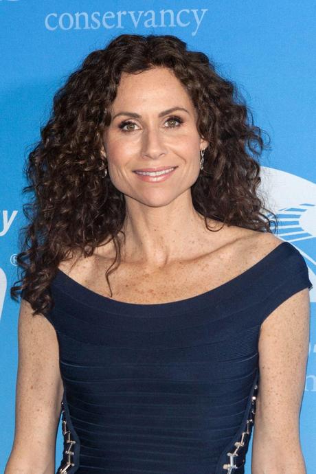 La actriz Minnie Driver cambia a menudo del pelo rizado al pelo liso pero no ha abandonado sus raíces!