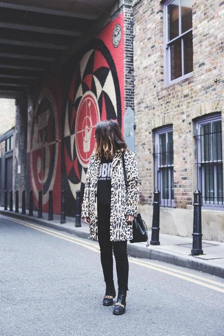 London_Rimmel-Leopard_Coat-Pepe_Jeans-Black-Obey_Sweatshirt-Chained_Boots-Outfit-Street_Style-4