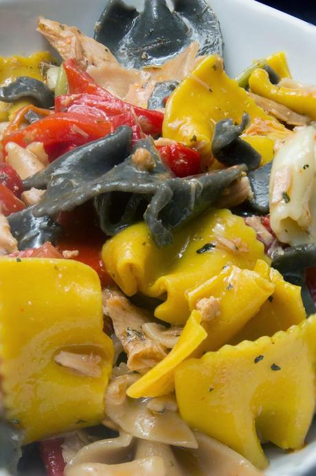 Ensalada de pasta, pimientos asados, atún y mejillones