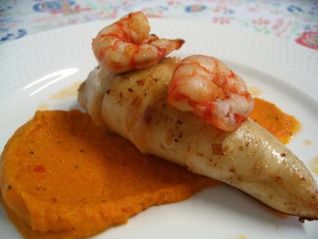 CALAMARES RELLENOS DE GAMBAS CON SALSA DE ZANAHORIA PICANTE