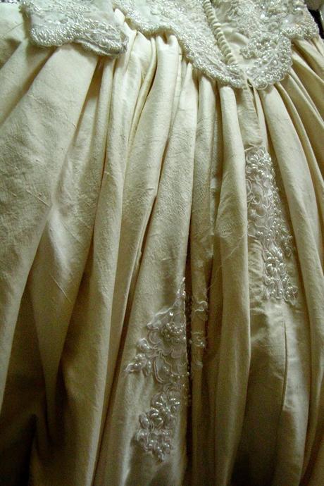 vestido con mucho volumen