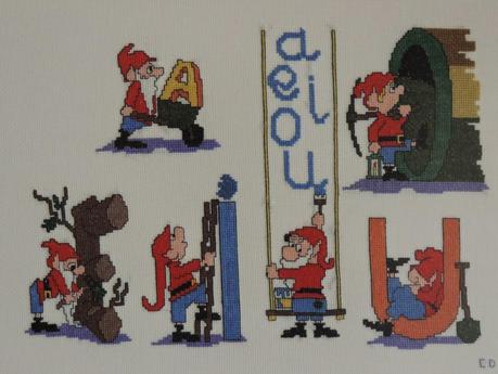 CUADRO DE ENANITOS EN PUNTO DE CRUZ CON LAS VOCALES