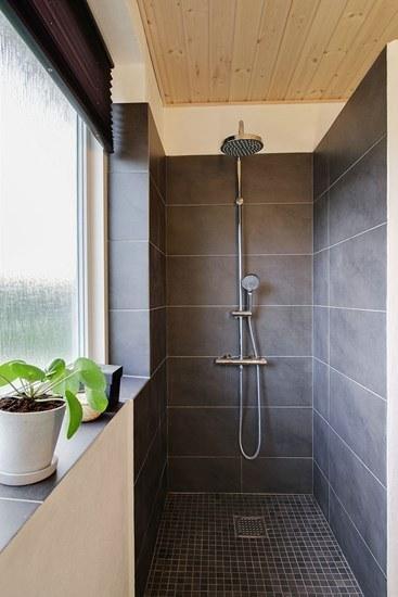 Una casa danesa típica techos y suelos de madera estilo nórdico escandinavo distribución diáfana diseño danés decoración con madera decoración casas danesas nórdicas cocina blanca abierta casas de madera interior blog decoración nórdica 