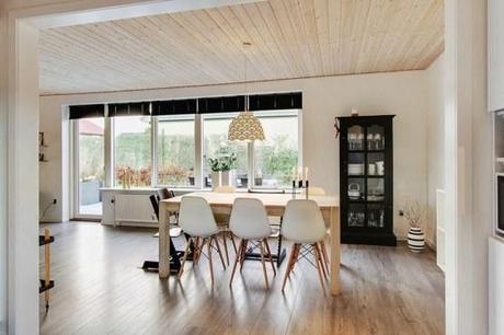 Una casa danesa típica techos y suelos de madera estilo nórdico escandinavo distribución diáfana diseño danés decoración con madera decoración casas danesas nórdicas cocina blanca abierta casas de madera interior blog decoración nórdica 