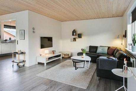 Una casa danesa típica techos y suelos de madera estilo nórdico escandinavo distribución diáfana diseño danés decoración con madera decoración casas danesas nórdicas cocina blanca abierta casas de madera interior blog decoración nórdica 
