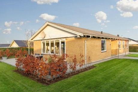 Una casa danesa típica techos y suelos de madera estilo nórdico escandinavo distribución diáfana diseño danés decoración con madera decoración casas danesas nórdicas cocina blanca abierta casas de madera interior blog decoración nórdica 