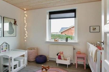 Una casa danesa típica techos y suelos de madera estilo nórdico escandinavo distribución diáfana diseño danés decoración con madera decoración casas danesas nórdicas cocina blanca abierta casas de madera interior blog decoración nórdica 