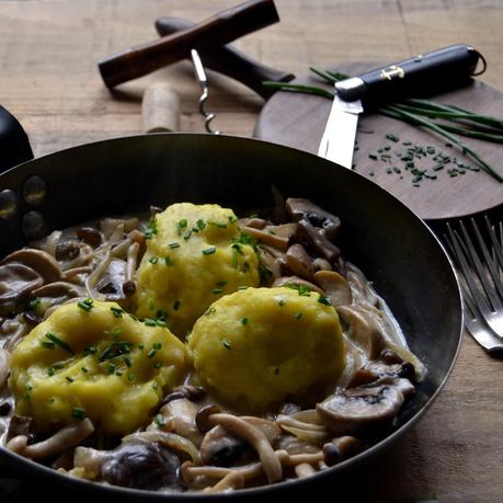 KARTOFFELKNÖDEL CON SALSA DE SETAS Y CERVEZA NEGRA