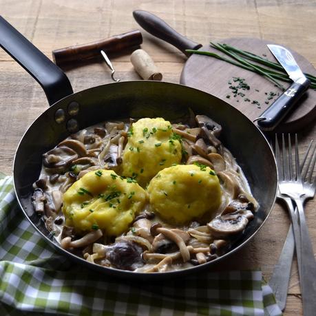 KARTOFFELKNÖDEL CON SALSA DE SETAS Y CERVEZA NEGRA