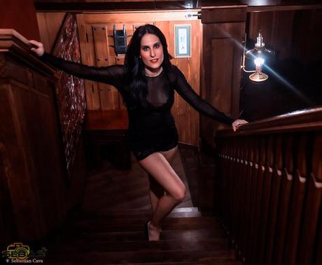 Modelo posando mientras sube escaleras con lencería de mujer en rock cafe Totana