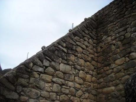 Sala de los morteros y el cóndor. Machu Picchu. Perú