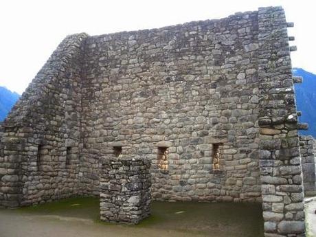 Sala de los morteros y el cóndor. Machu Picchu. Perú