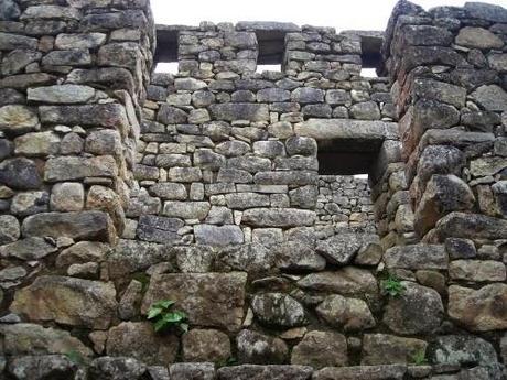 Sala de los morteros y el cóndor. Machu Picchu. Perú